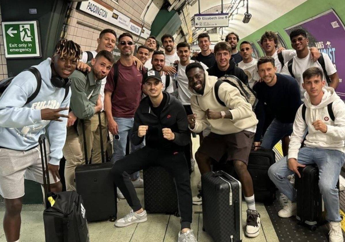 Gran parte de la plantilla del Athletic en el metro de Londres.