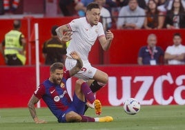 Iñigo Martínez lucha con Ocampo por el balón con Ocampos en el partido contra el Sevilla.