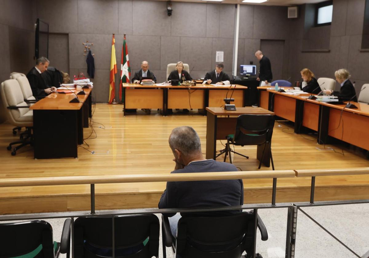 El agente, en la sala de vistas de la Audiencia vizcaína donde ayer comenzó el juicio por el homicidio imprudente de un motorista.