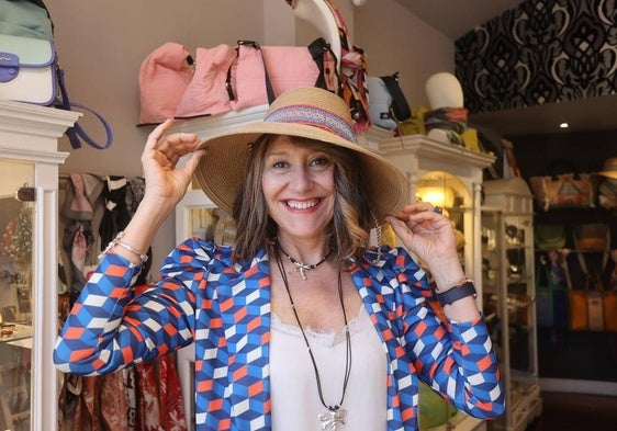 Carmen, la 'profe' de Historia que lleva 25 años enamorando con su bisutería desde su tienda de Barakaldo.