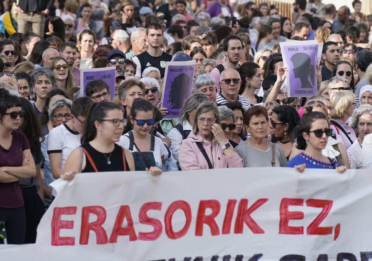 Concentración de repulsa en la Virgen Blanca por el asesinato de la vitoriana Maialen, embarazada de gemelos.