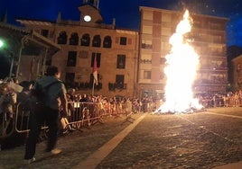 Momento de la quema de la fogata de la víspera de San Juan en la Goiko plaza de Bermeo.