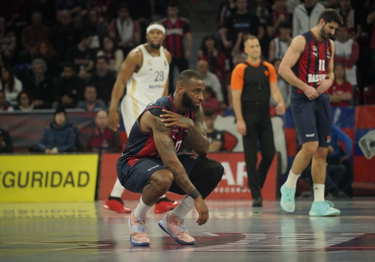 McIntyre, con la mano en el hombro en el que tuvo molestias en el final de temporada.