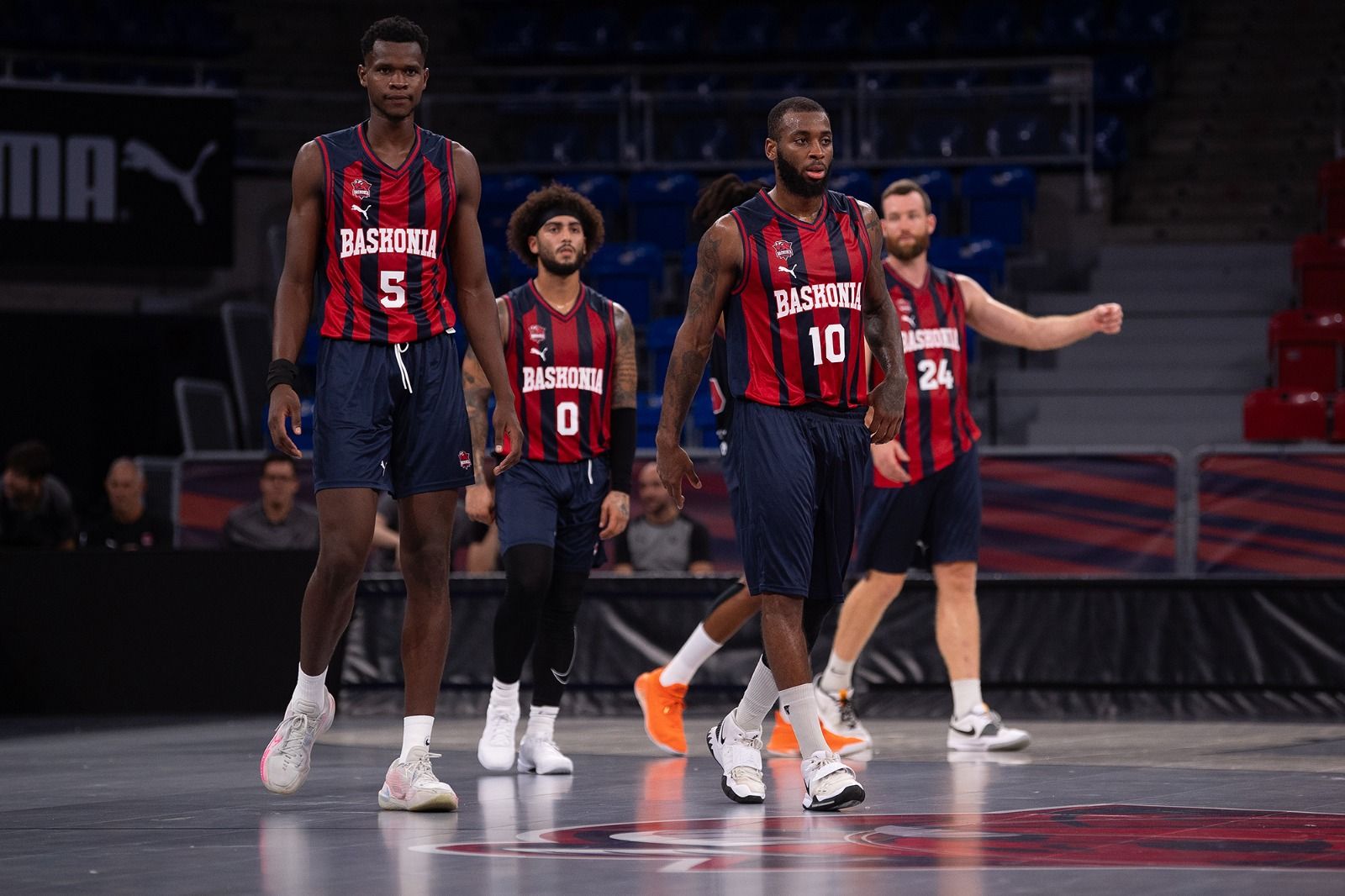 El baskonista Ndiaye, junto a McIntyre, durante la pretemporada de 2023