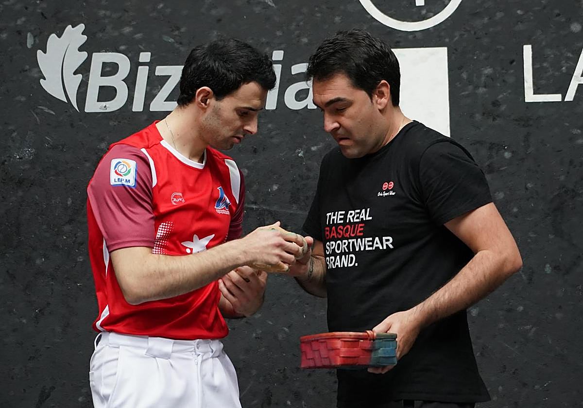 Altuna, durante la elección de material.