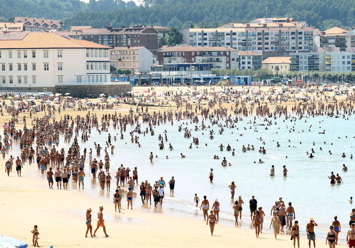 Cientos de bañistas visitan las playas de Plentzia y Gorliz en verano.