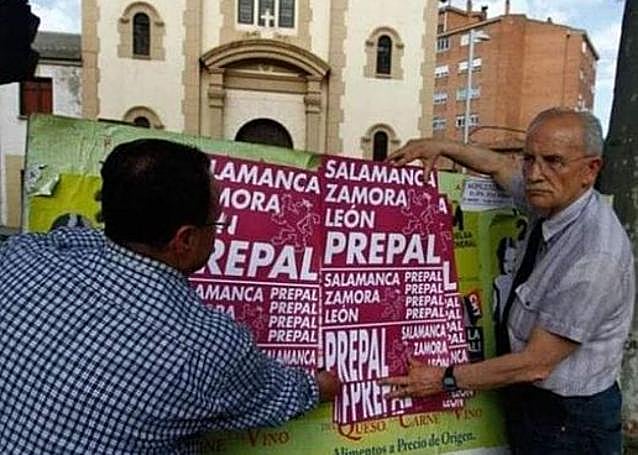Francisco Iglesias Carreño coloca carteles electorales de su partido.
