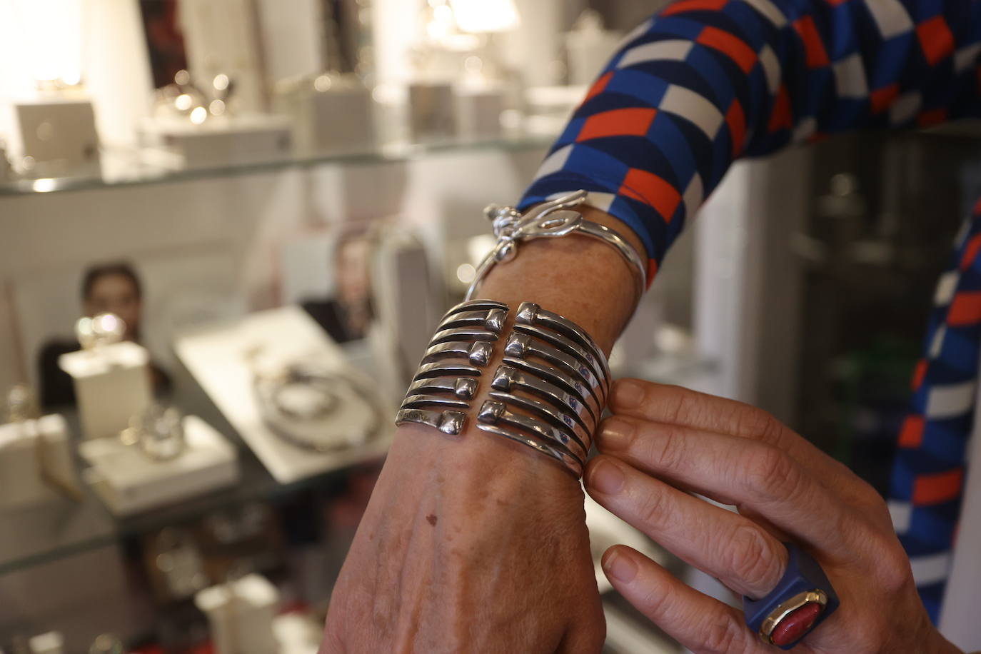 Carmen, la &#039;profe&#039; de Historia que lleva 25 años enamorando con su bisutería desde su tienda de Barakaldo