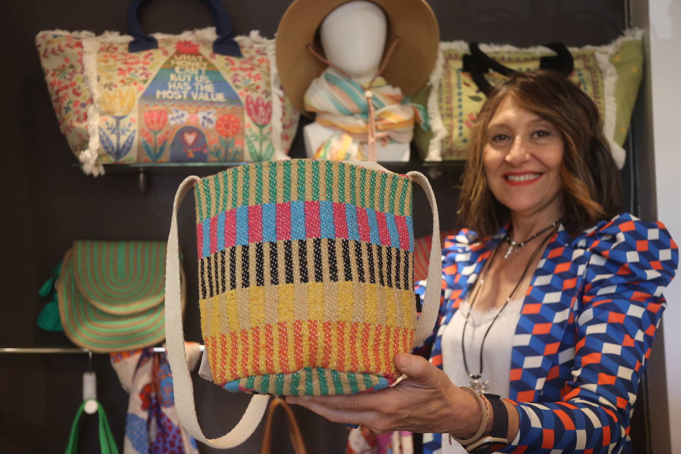 Carmen, la &#039;profe&#039; de Historia que lleva 25 años enamorando con su bisutería desde su tienda de Barakaldo