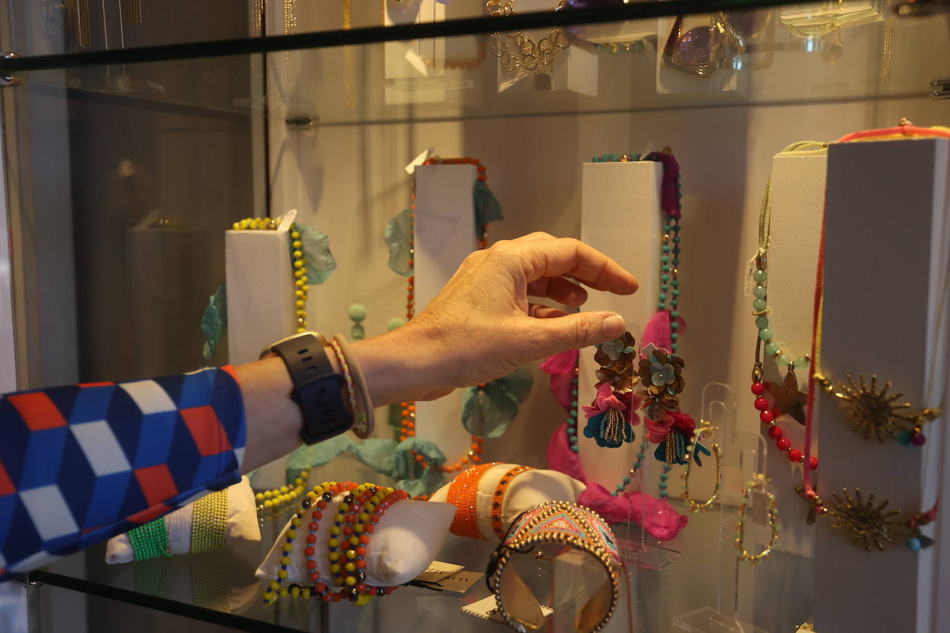 Carmen, la &#039;profe&#039; de Historia que lleva 25 años enamorando con su bisutería desde su tienda de Barakaldo