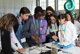 Un grupo de jóvenes experimenta con materiales en una jornada anterior celebrada en Markina.