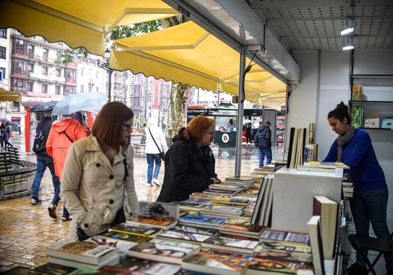 El papel resiste al agua en el primer día de la Feria del Libro de Bilbao