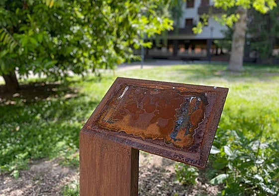 El pedestal se muestra estos días sin la placa en recuerdo a Miguel Ángel Blanco.