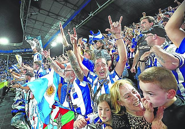 Aficionados albiazules celebran un reciente gol en la tribuna de Polideportivo.