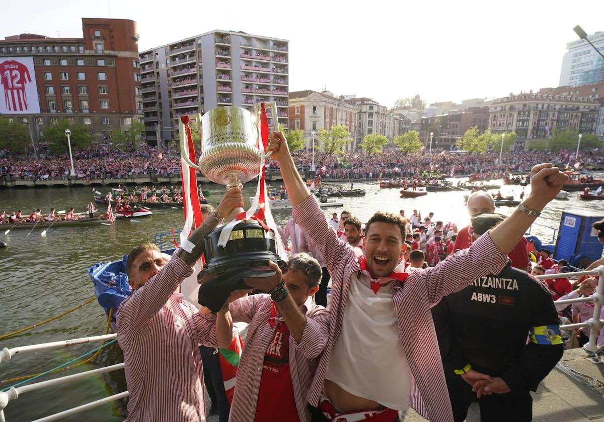 De Marcos pasa a ser el primer capitán tras la marcha de Muniain, al que puede superar en número de partidos.