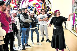 Ante la obra 'Despertándose', de Gilbert & George. Oihana Marco hace de guía para el grupo de Izangai Elkartea.