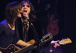 Los D'Addario en coros tipo Beatles.