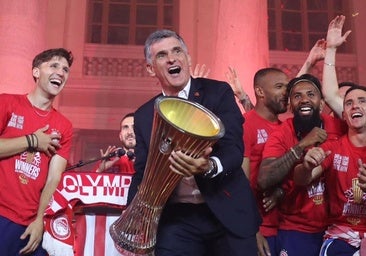 Mendilibar, rey de la fiesta de Olympiacos: «¡Viva la madre que os parió a todos los griegos!»
