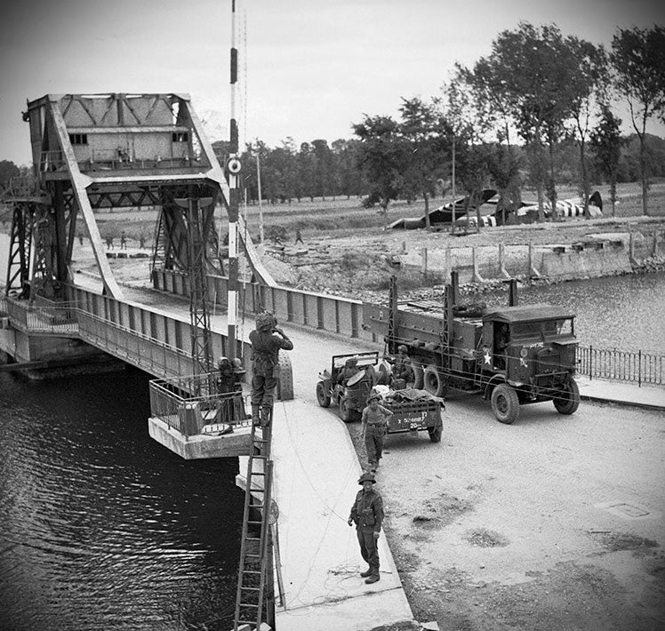 El puente 'Pegasus' ocupado por las tropas aliadas al día siguiente. Se pueden ver los restos del planeador Horsa (probablemente el Nº. 91) en el lugar donde aterrizó.