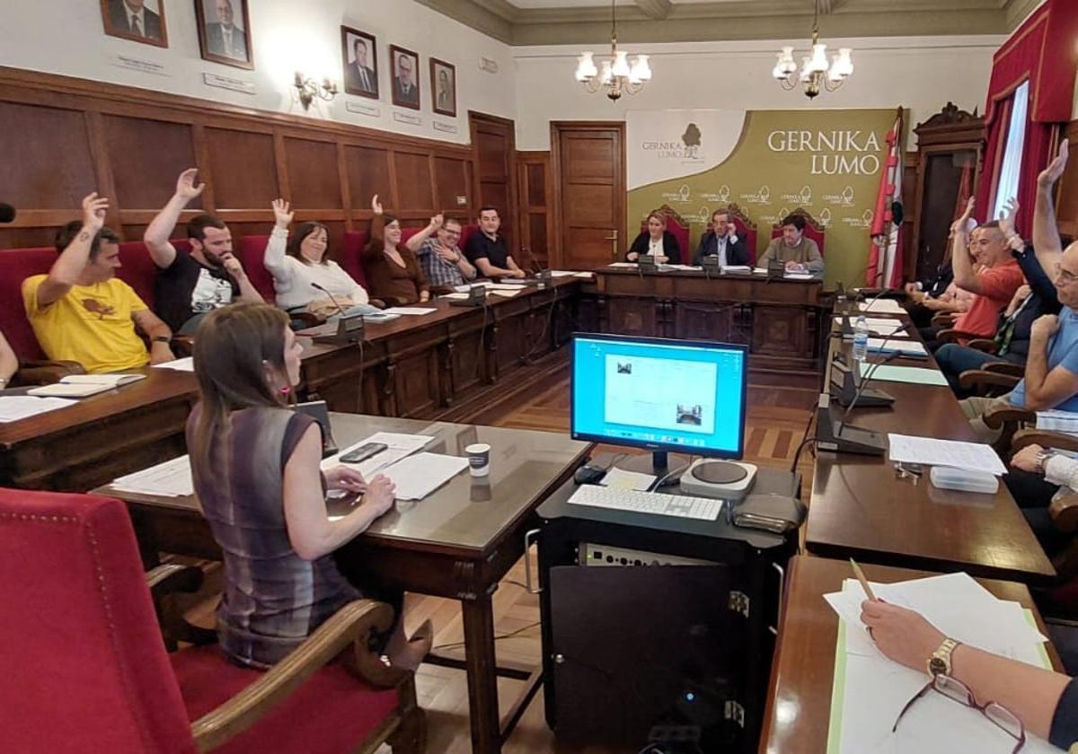 Un momento del pleno celebrado el miércoles por la tarde en el Ayuntamiento de Gernika en el que los ediles de EH Bildu y el PNV votan en contra la propuesta presentada por el alcalde de la villa foral, José Mari Gorroño (GH).