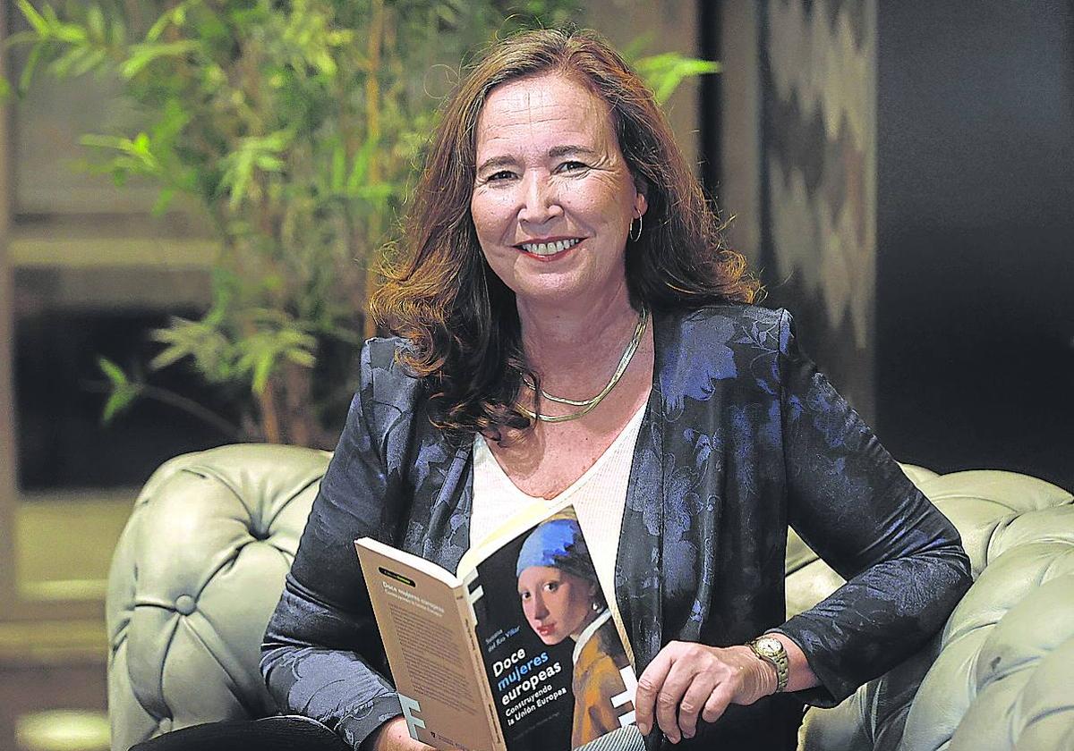 Susana del Río posa junto a su nuevo libro 'Doce mujeres europeas. Construyendo la UE'.