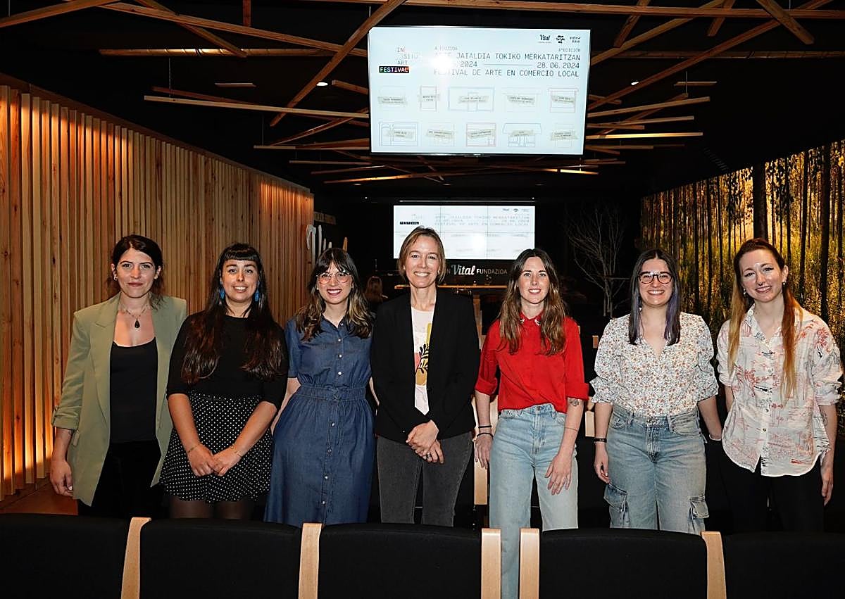 Imagen secundaria 1 - La pastelería Sosoaga, con la pintura de Laura Blue; y Elkar, con los collages de Miren Rico. En la fotografía central Rico, Blue, Leira y Moreno junto a Berasaluce y Estívariz, directoras de In Situ, y Arantxa Ibañez de Opacua, directora de Fundación Vital Fundazioa.