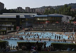 Piscinas municipales de Txurdinaga en un día con altas temperaturas
