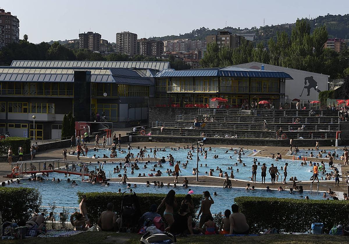 Piscinas municipales de Txurdinaga en un día con altas temperaturas