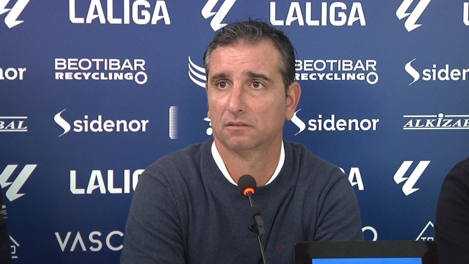 El técnico asturiano quiere que los suyos se mantengan ajenos a la tensión del duelo.