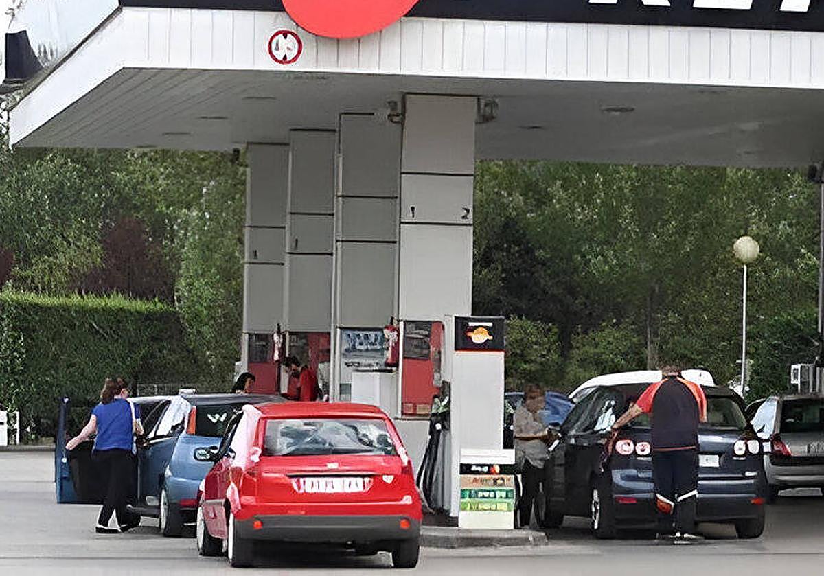 Clientes en una gasolinera de Leioa.