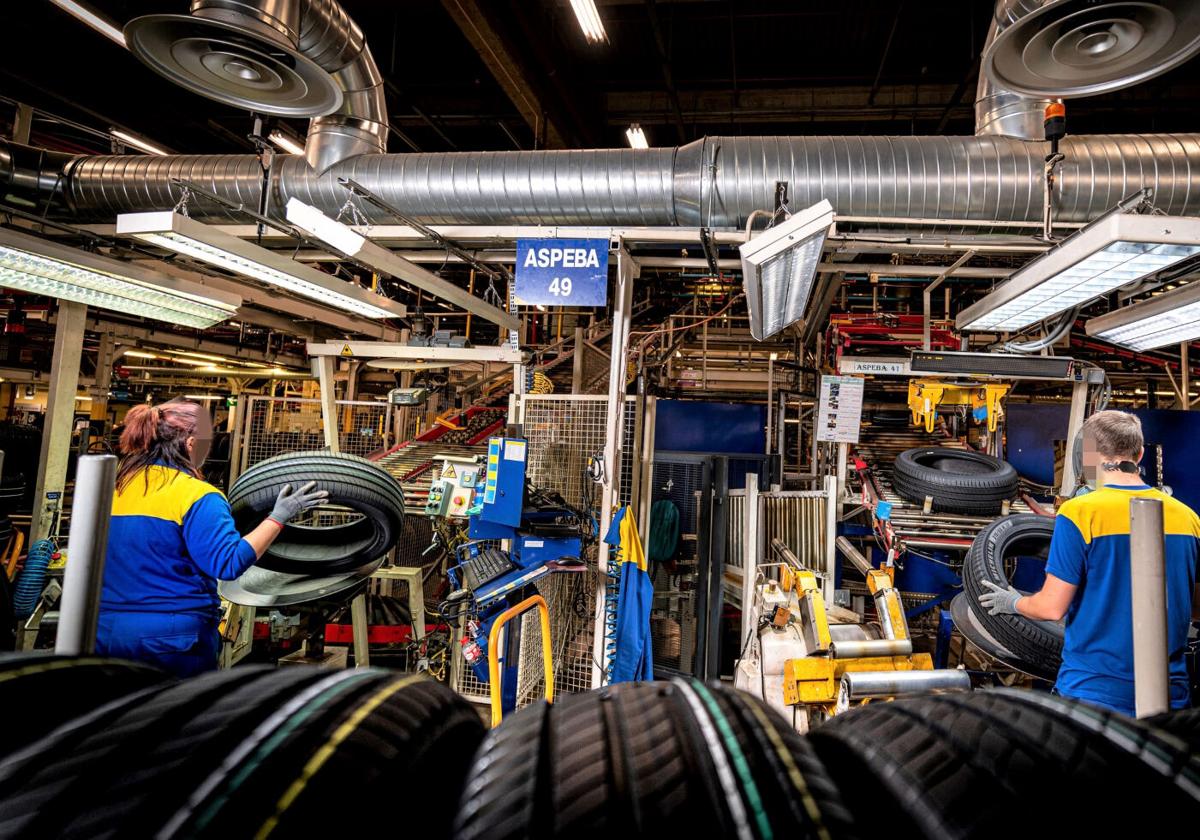 Empleados de Michelin, en un taller de producción de neumáticos.