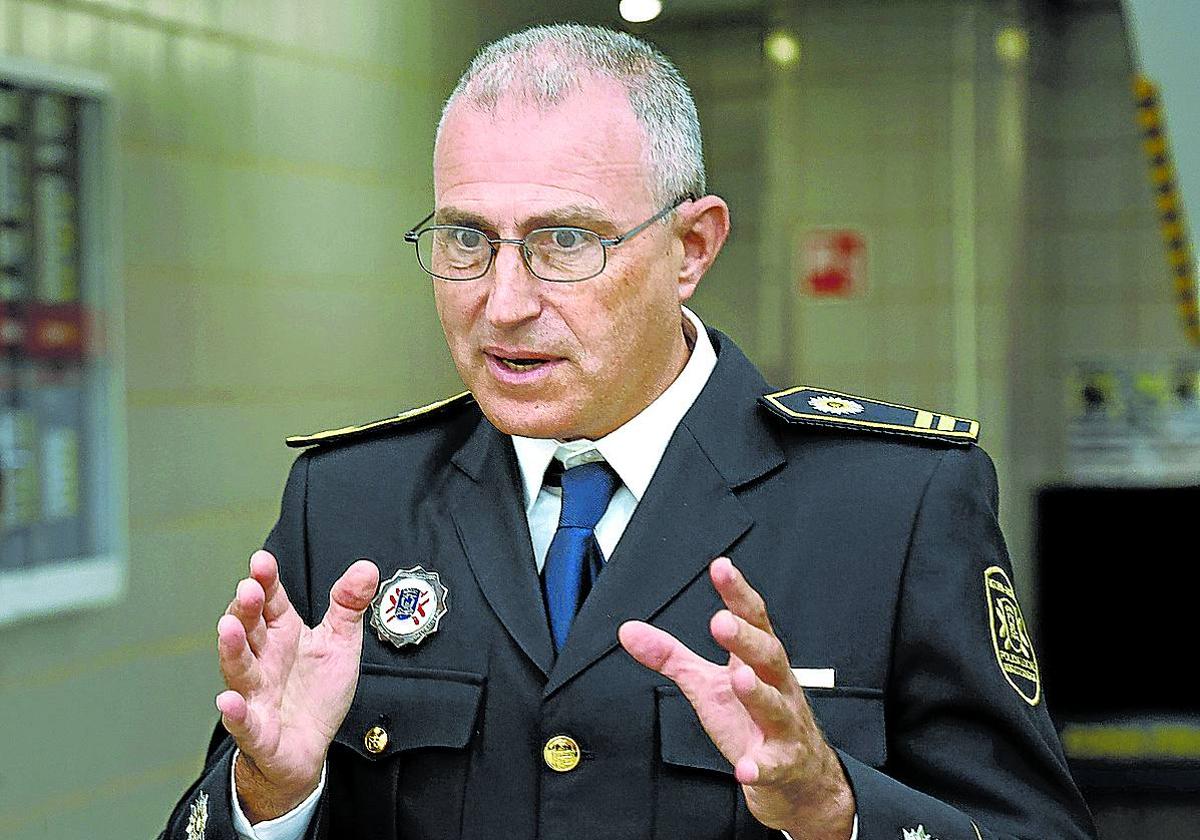 El máximo responsable de la Policía Local, Roberto García Tobalina, en la comisaría de Aguirrelanda.