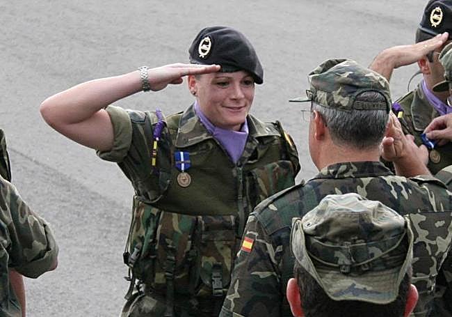 Cantera, tras recibir una medalla por una misión en Kosovo.