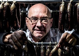 Juan Mari Villarroel muestra las morcillas que fabrica su familia en Artziniega.