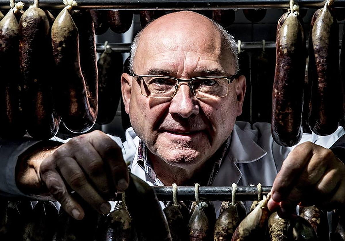 Juan Mari Villarroel muestra las morcillas que fabrica su familia en Artziniega.