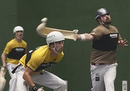 Del Río suelta la derecha en el frontón Deportivo de Bilbao.