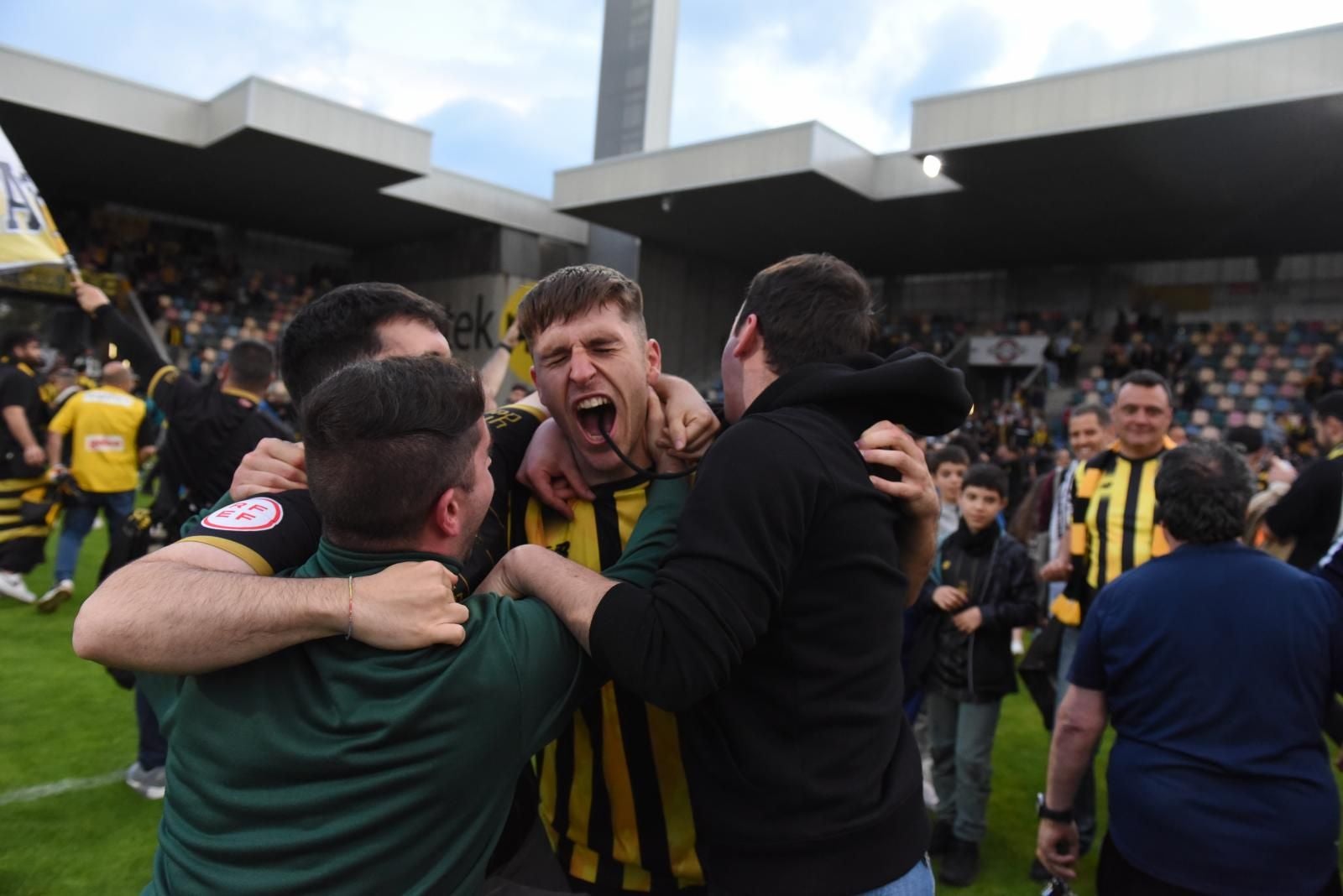 La felicidad de los jugadores y los aficionados del Barakaldo tras el ascenso