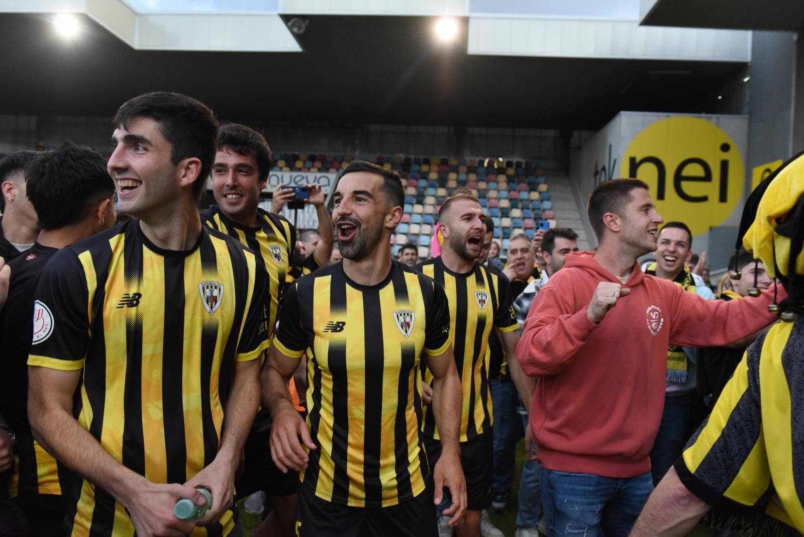 La felicidad de los jugadores y los aficionados del Barakaldo tras el ascenso