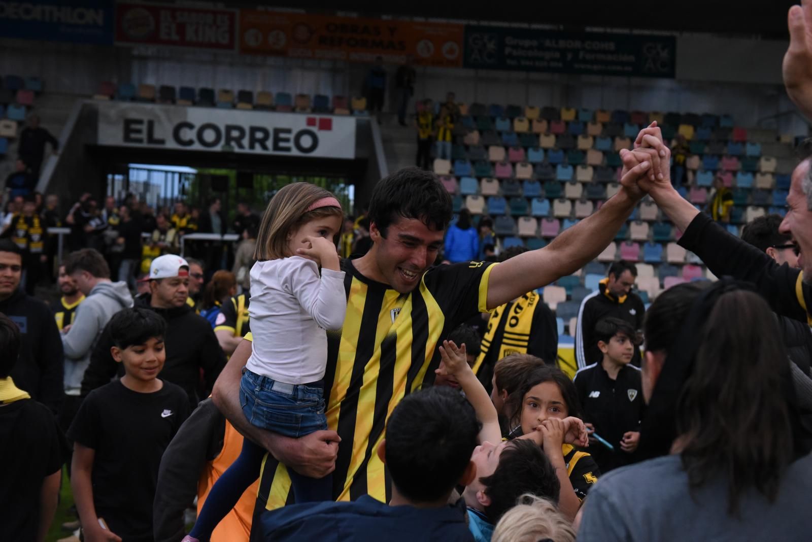 La felicidad de los jugadores y los aficionados del Barakaldo tras el ascenso