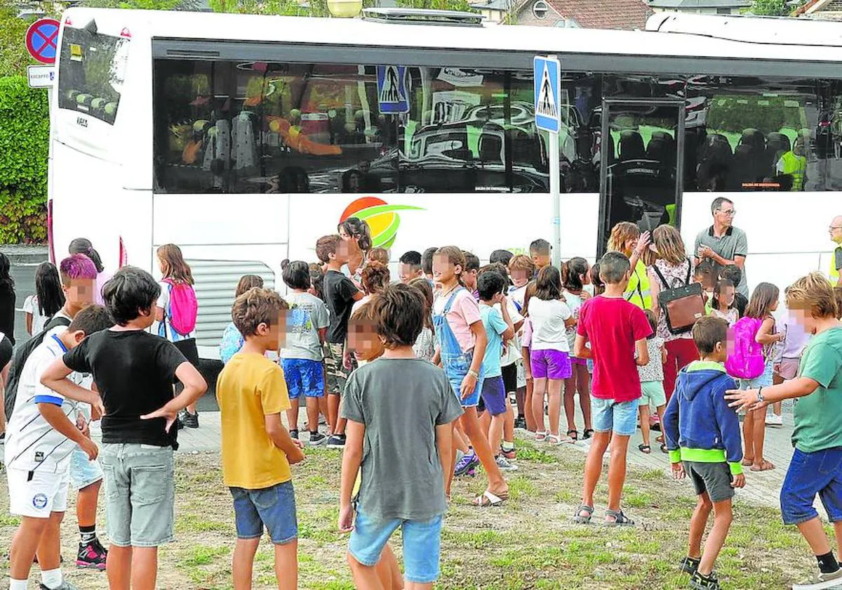 El conflicto en el transporte escolar se enquista y amenaza de nuevo el  inicio de curso | El Correo