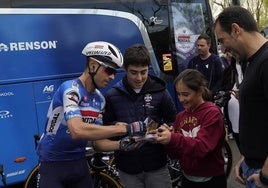 Mikel Landa firma autógrafos en la salida de la etapa alavesa de la Itzulia