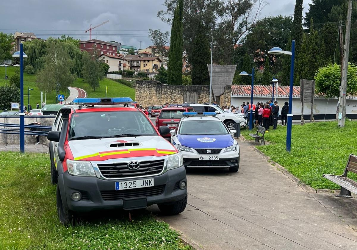 Patrullas de la Cruz Roja y de Ertzaintza se han desplegado en Etxebarri.