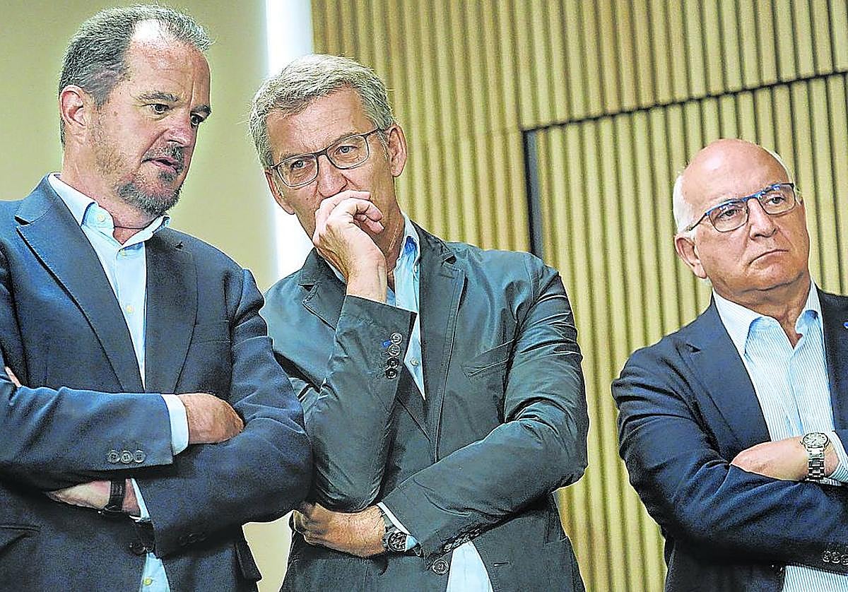 Alberto Núñez Feijóo junto a Carlos Iturgaiz y Javier Zarzalejos, en el acto de ayer en Álava.