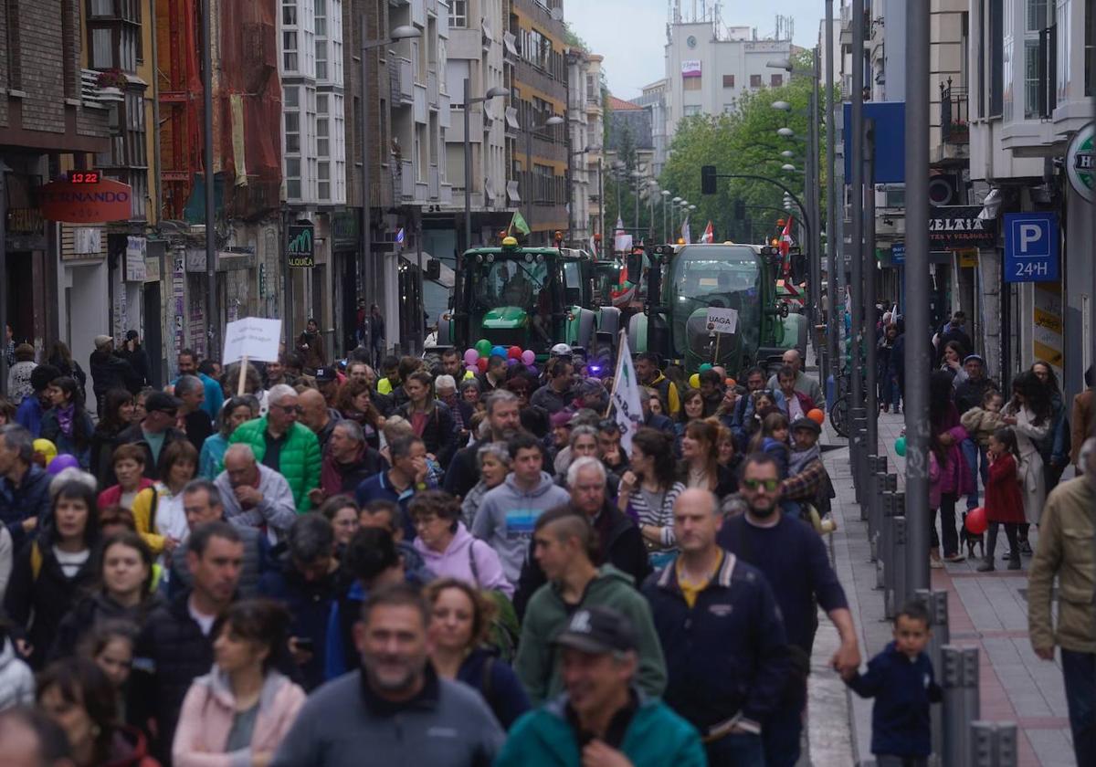 Los manifestantes han acudido a la protesta convocados por el sindicato UAGA y las asociaciones Araba Bizirik y Bionekazaritza.