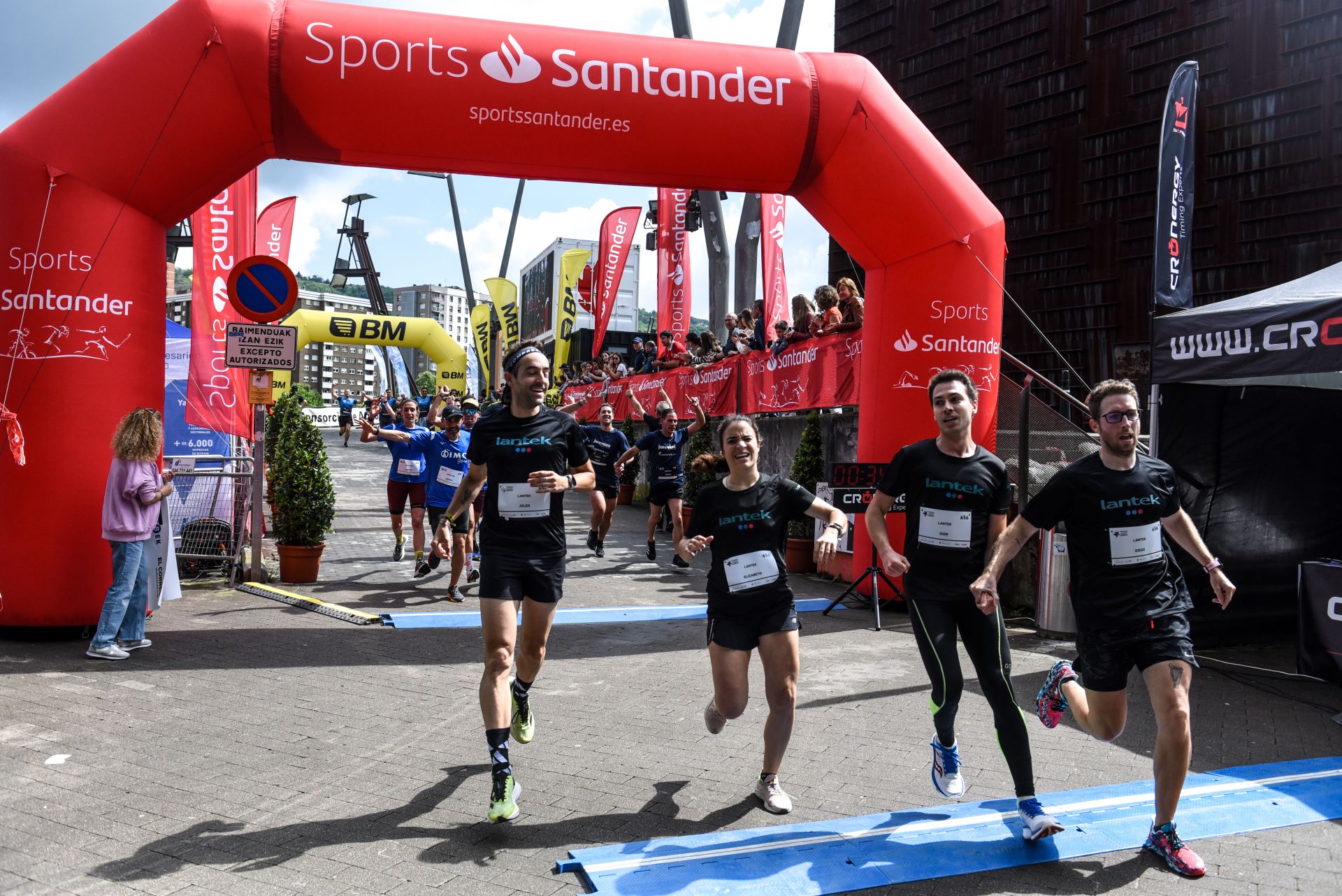 Búscate en las fotografías de la Carrera de Empresas