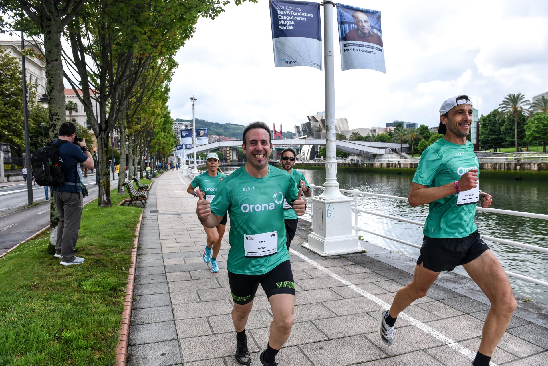 Búscate en las fotografías de la Carrera de Empresas