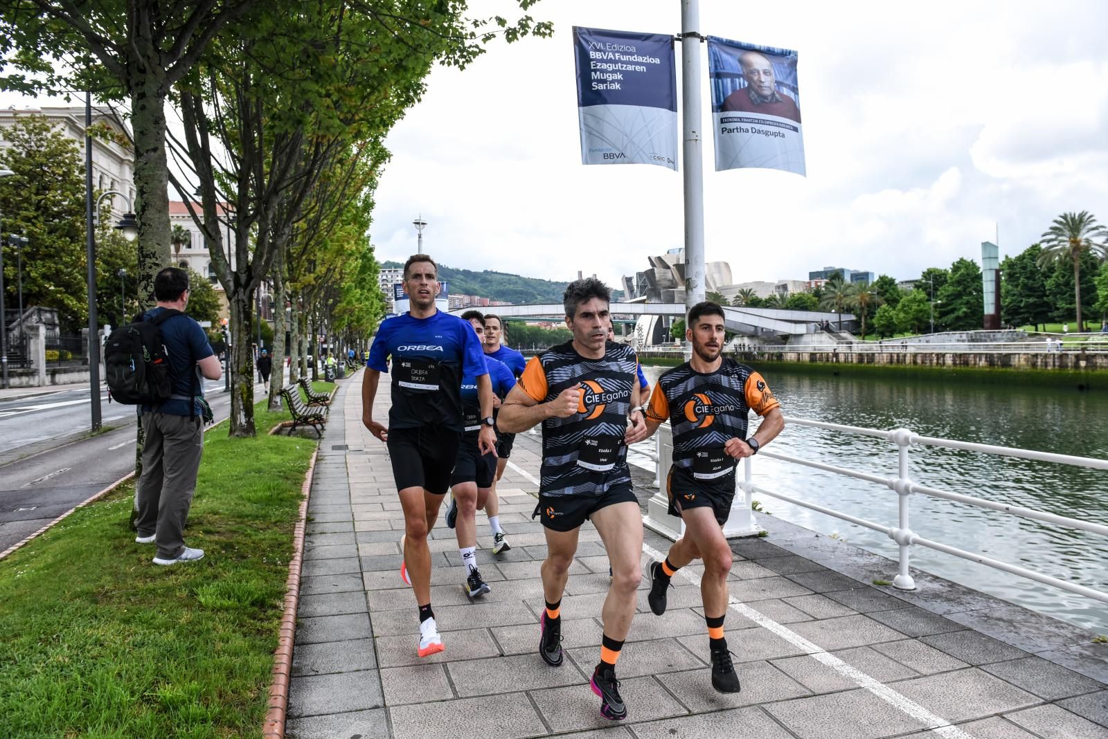 Búscate en las fotografías de la Carrera de Empresas