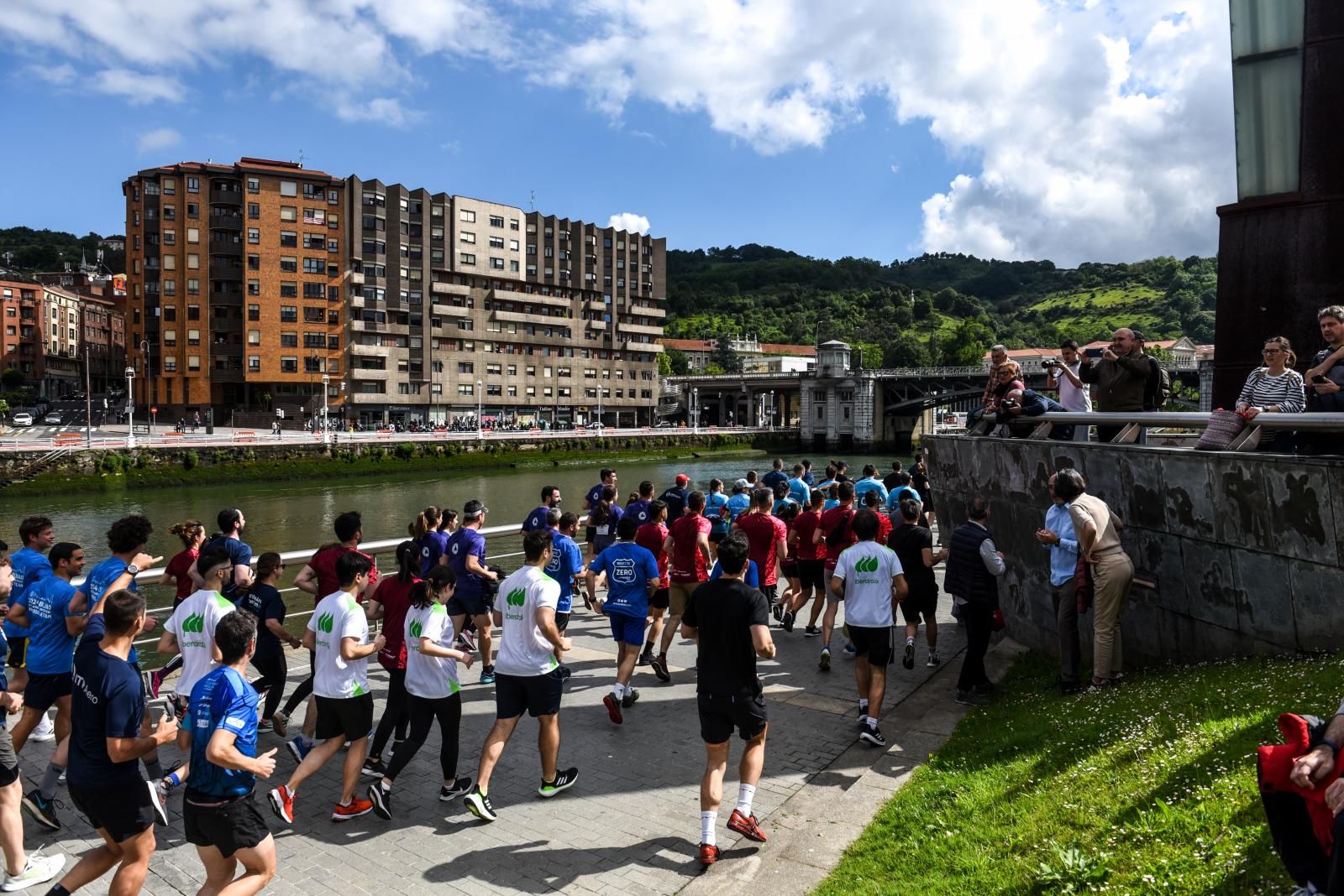 Búscate en las fotografías de la Carrera de Empresas