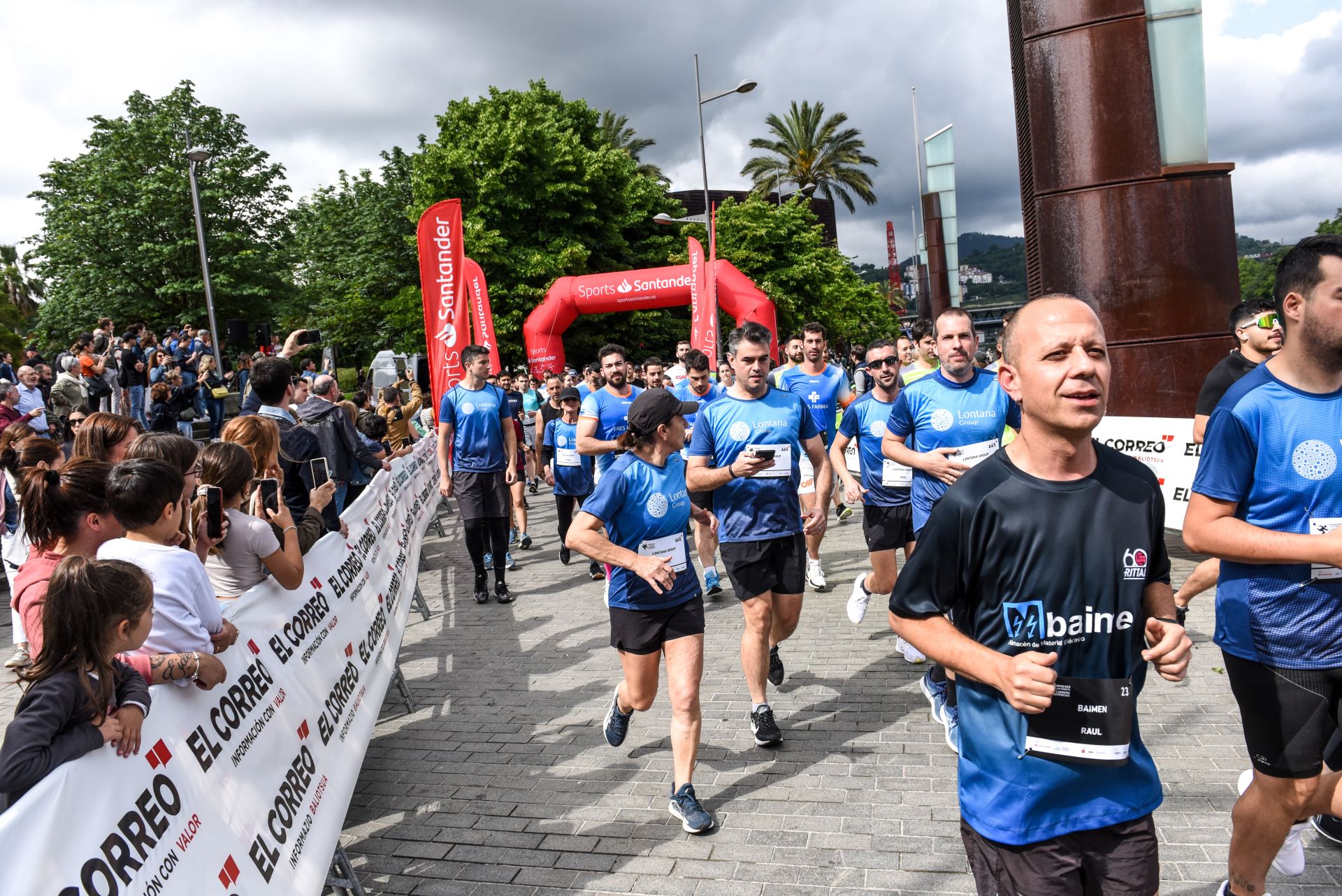 Búscate en las fotografías de la Carrera de Empresas