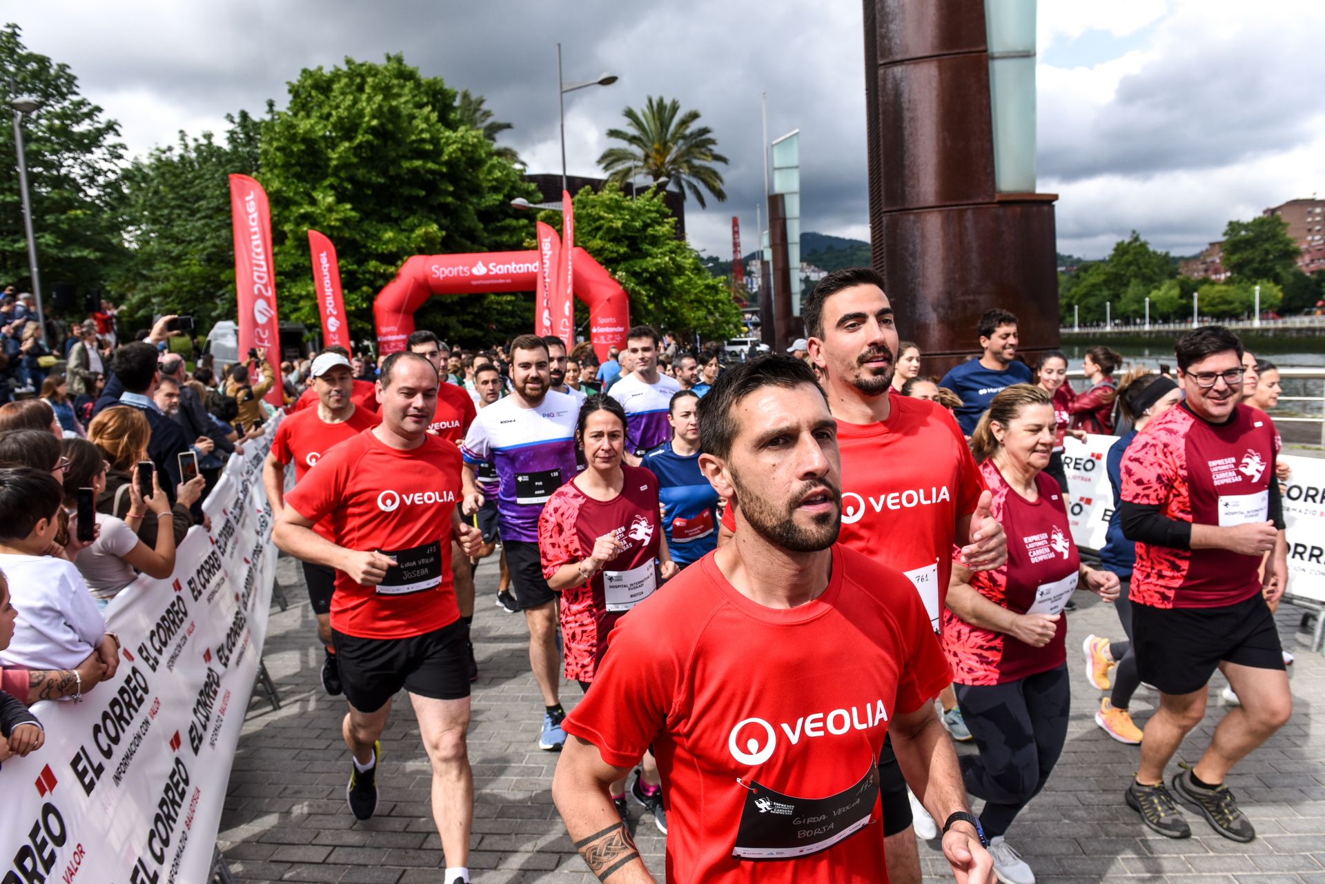 Búscate en las fotografías de la Carrera de Empresas